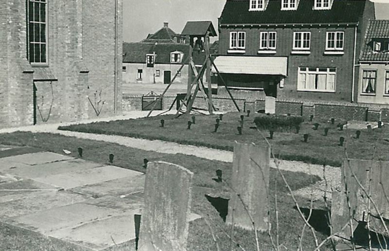 Oude begraafplaats aan de Ringweg naast de kerk