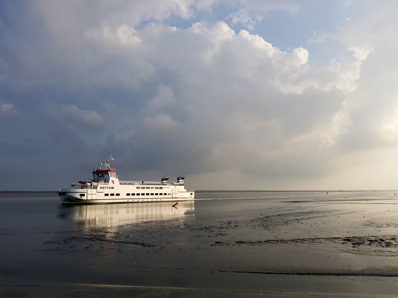 Veerboot Schiermonnikoog met indrukwekkende wolkenlucht