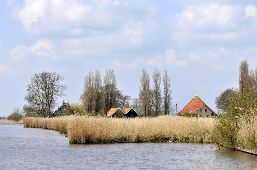 Per boot onderweg naar Goingarijp op een vroege lentedag