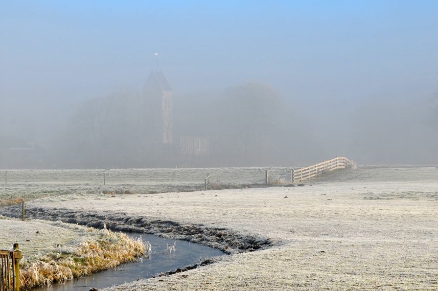 Kerk Idaerd in de mist 
