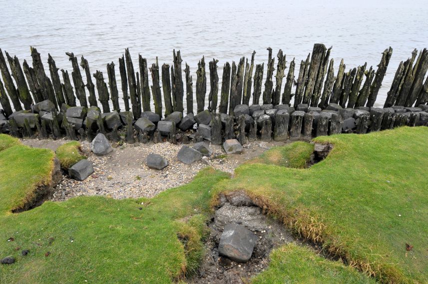 Oude slikwerken op het wad bij Moddergat