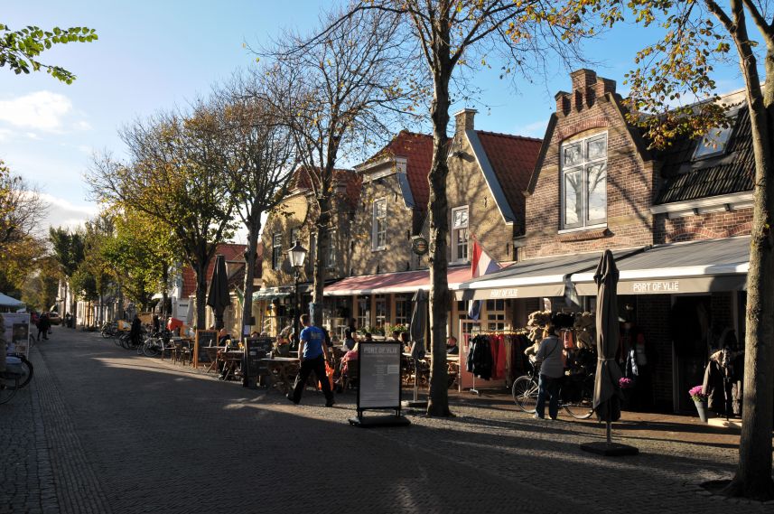 Sfeervolle Dorpsstraat met winkels en restaurantjes in Oost-Vlieland 3