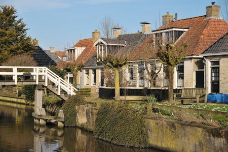 Prachtige rij huisjes Kimswerd