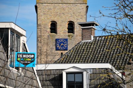 Uitzicht op kerktoren in Kimswerd