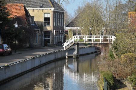 Straat met gracht in Kimswerd