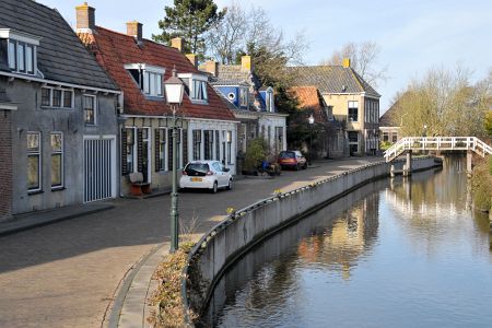 Straat met gracht in Kimswerd