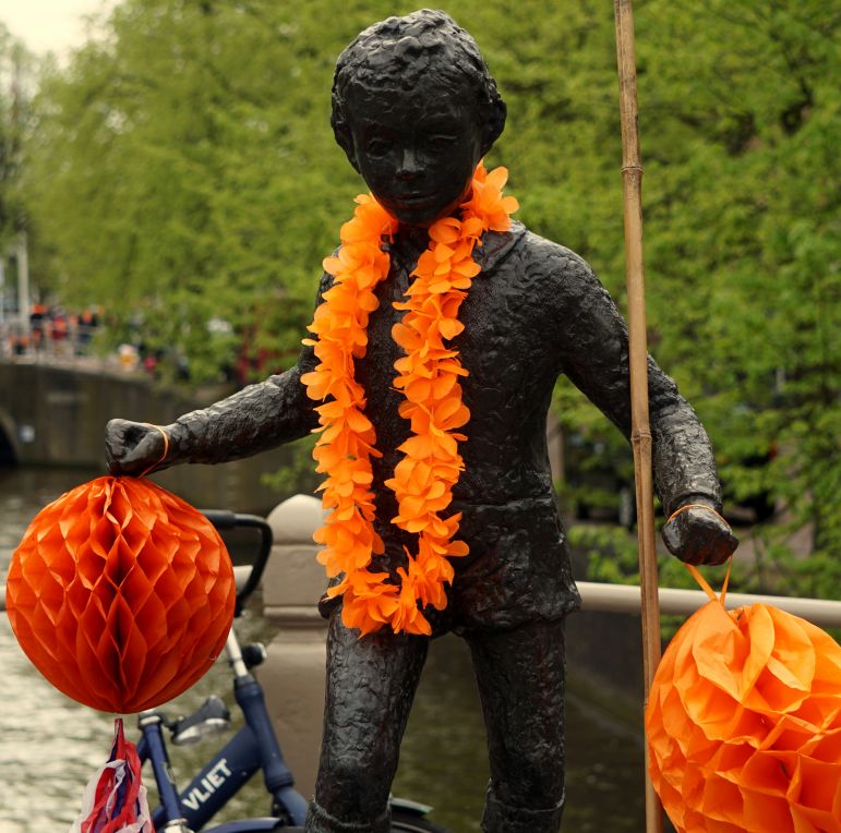 versierde beeld van de Frisiaan op koningsdag
