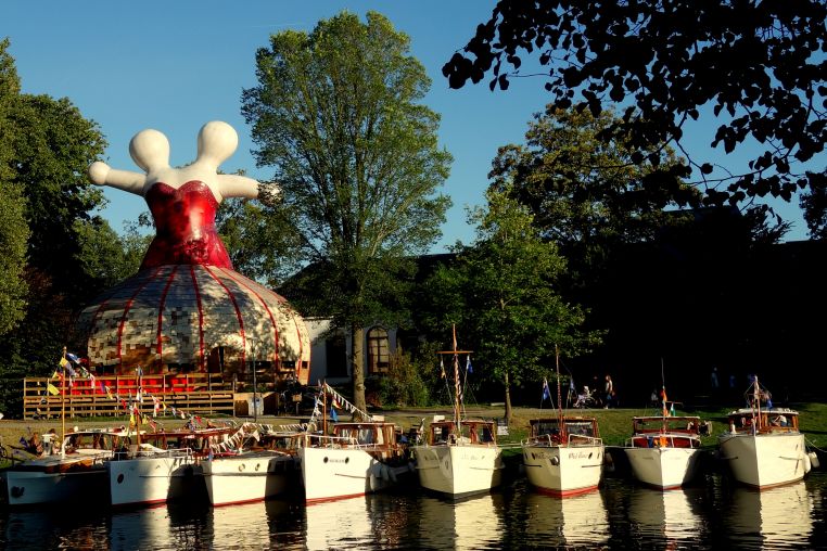 Oude boten onder het paviljoen Lan van taal prinsentuin Leeuwarden