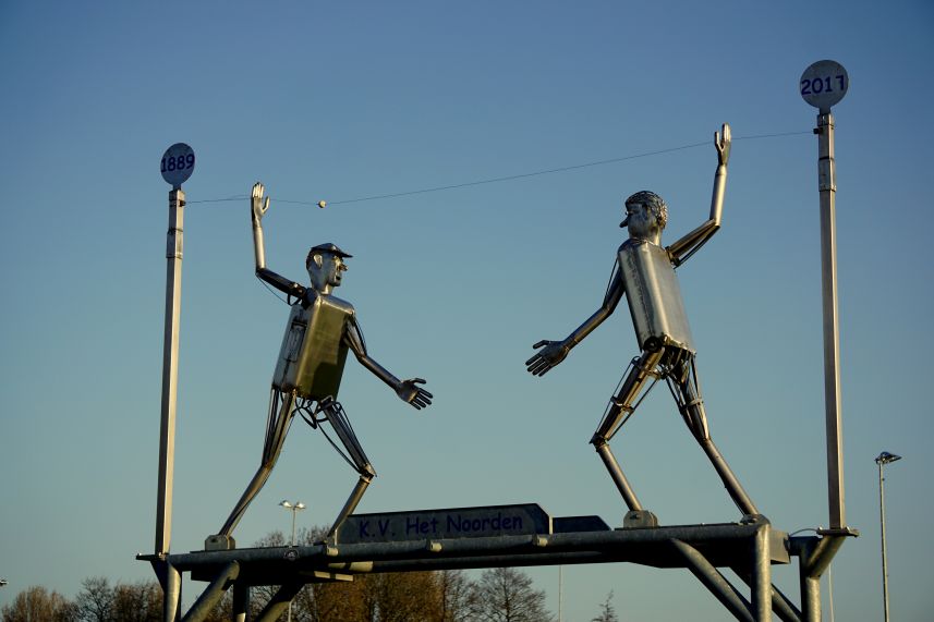 kaatsbeeld bij ingang van het kaatsveld