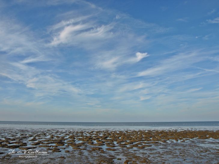 wolkenluchten boven het Wad