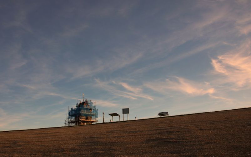 Het historische kerkje van Wierum in de steigers.