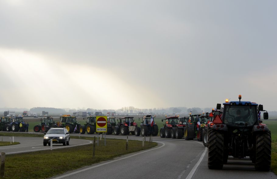 Protesterende boeren willen de A& bij afslag 28 op