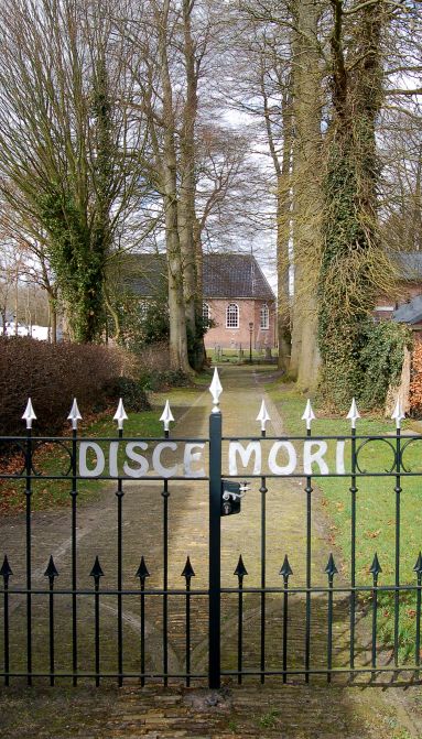Toegangspad naar Dorpskerk