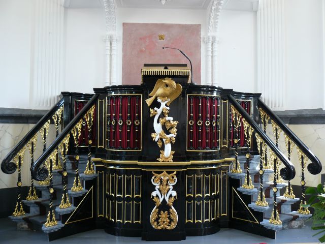 Preekstoel kerk Baaium