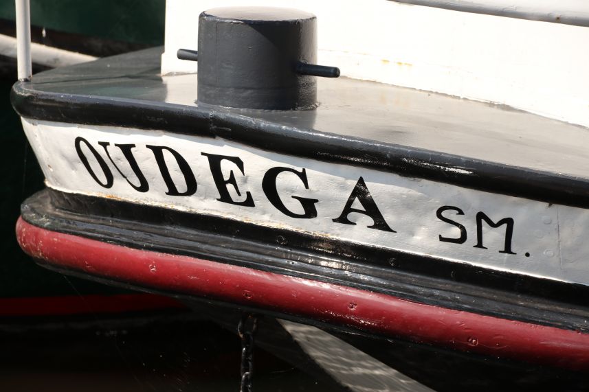 achtersteven boot in haven Oudega