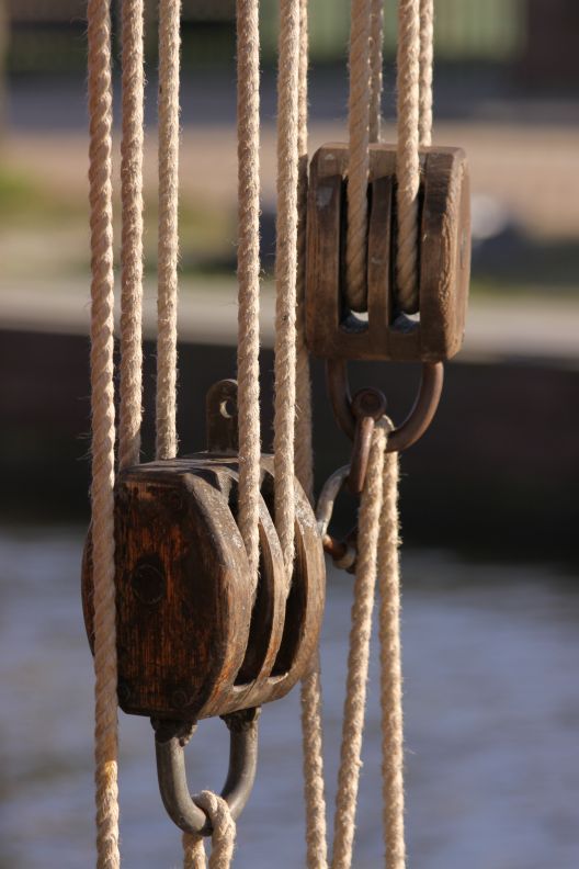 katrollen op boot in Franeker